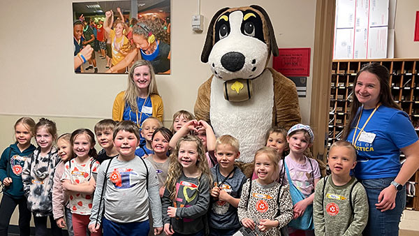 Lakewood Elementary’s kindergarten class posing with Storm and their St. Scholastica guides.
