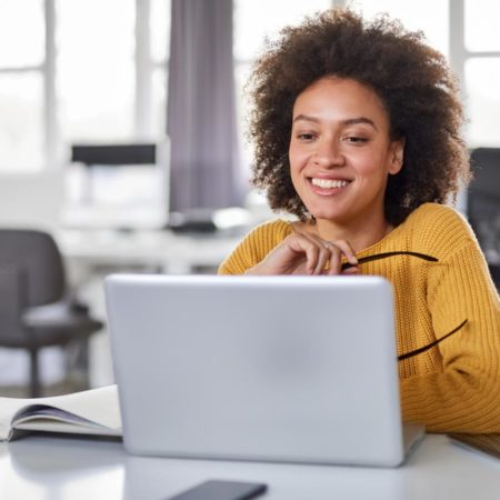 Student taking a course and studying on a laptop.